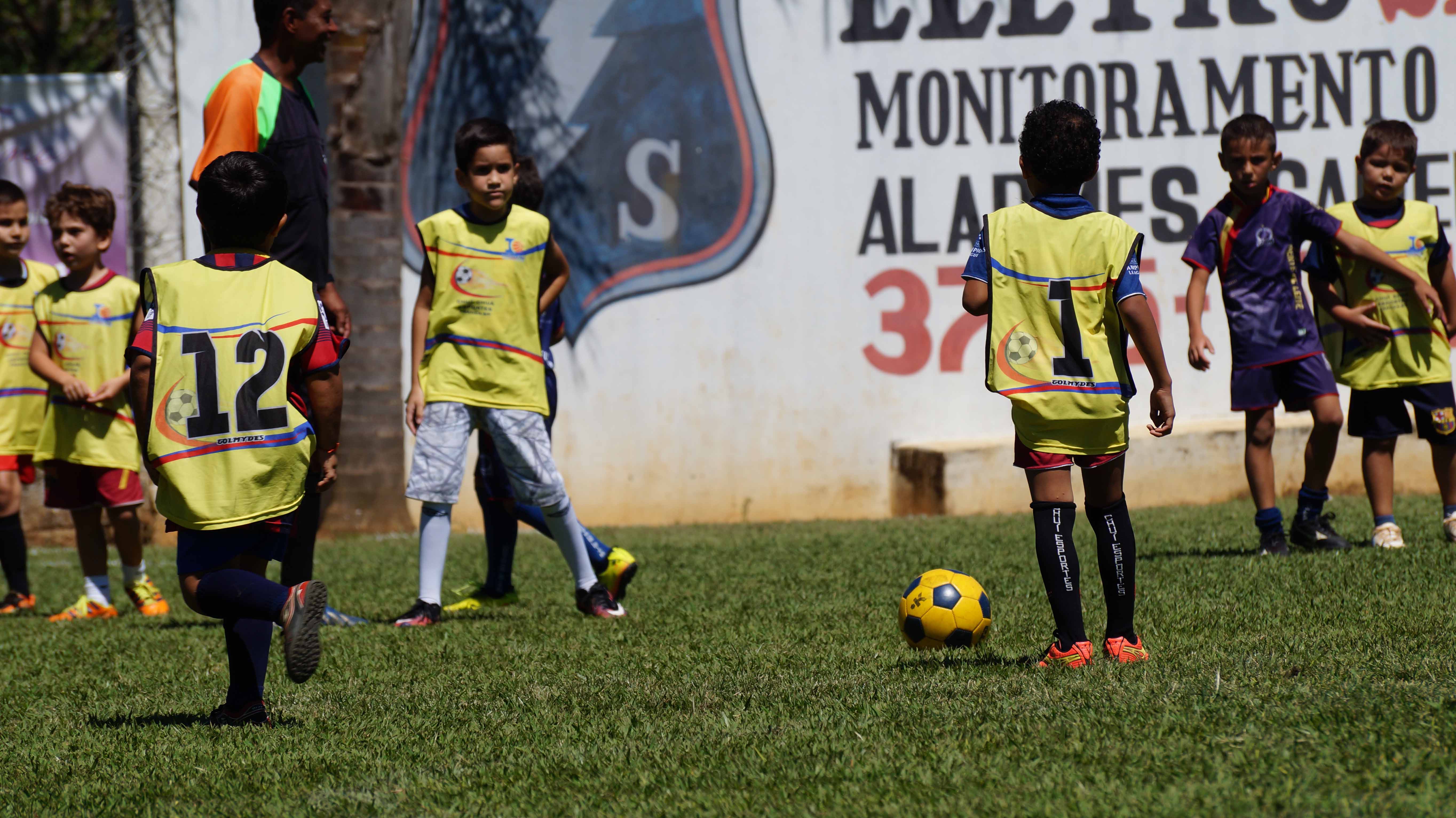 Jogo De Futebol Para Crianças. Crianças Que Jogam O Jogo Do Torneio De  Futebol. Meninos Que Correm E Chutam O Futebol No Campo De Esportes. Dois  Jogadores De Futebol Da Juventude Competem