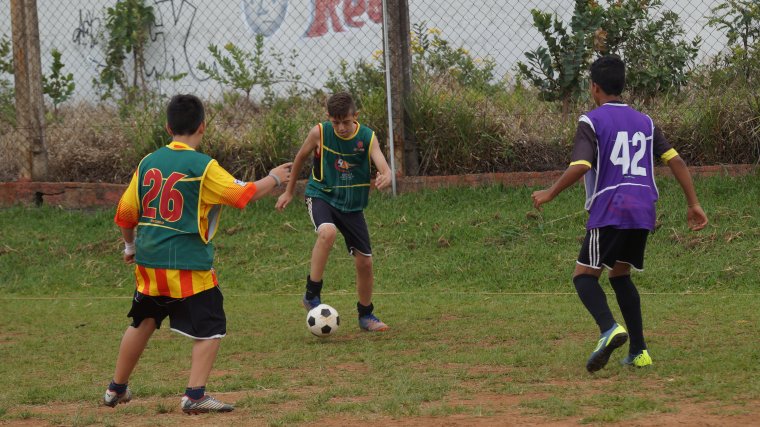 Grupo Do Jogo De Bola Bola Das Crianças Do Esporte E Dos Jogos