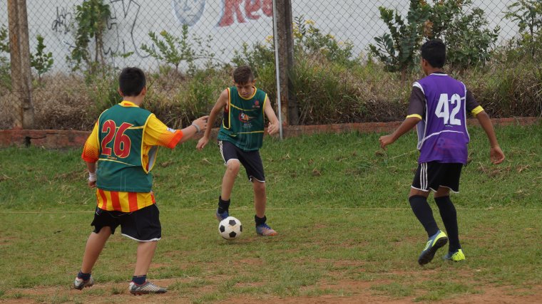 Jogo De Futebol Para Crianças. Crianças Que Jogam O Jogo Do Torneio De  Futebol. Meninos Que Correm E Chutam O Futebol No Campo De Esportes. Dois  Jogadores De Futebol Da Juventude Competem